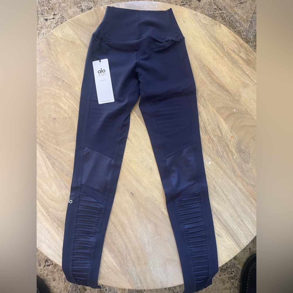 HIGH WAISTED MOTO LEGGINGS ALO YOGA. NWT